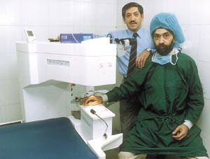 Former consultant ophthalmologist at Indraprastha Apollo Hospital, Dr Mahipal Sachdev and MD of Bausch and Lomb, Eyecare India Pvt Ltd, J. P. Singh, showing a Zyoptix machine.