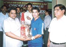 Delhi Ranji Trophy player Mithun Minhas receiving the Man of the Match Award