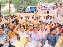 Youth Congress activists hold a �matka phod� demonstration 
