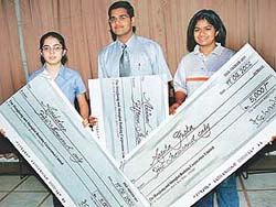 Abhinav Sidhana flanked by Arshdeep (left) and Arpeta Gupta being honoured by Aakash Institute for securing top ranks in medical entrance tests-2002 in Chandigarh on Monday.
