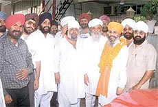 The head of Namdhari Durbar, Sada Singh, extends his support to SAD Delhi candidate