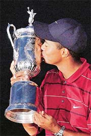 Tiger Woods kisses the 2002 US Open Golf Championship trophy