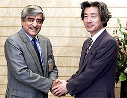 Special envoy of Pakistan President Pervez Musharraf Najmuddin Shaikh meets Japan�s Prime Minister Junichiro Koizumi at the official residence in Tokyo on Monday.