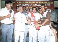Sumit Dogra receiving the Man of the Match Award from NDMC vice-chairman Ram Bhaj in the Hari Ram Cricket Tournament.