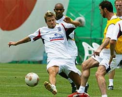 England captain Beckham  trains with team-mates