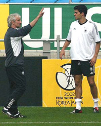 Germany's coach Rudi Voeller (L) speaks to midfielder Michael Ballack during training in Ulsan, on Thursday.