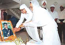 Mr Harbans Lal and Ms Raksha Devi, father and mother of Major Sandeep Sagar, pay tributes