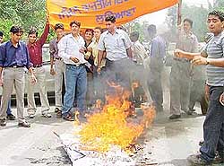 Members of the local unit of the Akhil Bharatiya Vidyarthi Parishad (ABVP) burn an effigy of Chief Minister Amarinder Singh 