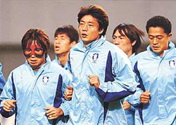 South Korea�s Hwang Sun-hong (C) runs with Kim Tae-young (L) and Lee Min-sung (R) during training at the World Cup Stadium in Seoul on Monday.