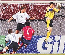 South Korea�s goalkeeper Lee Woon-jae (R) makes a save as Germany�s Miroslav Klose (L), Marco Bode (2nd L) and South Korea�s Choi Jin-cheul crowd the goal at their World Cup semifinal match in Seoul on Tuesday. 