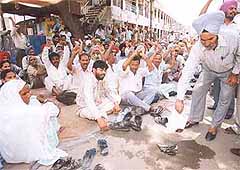 Activists of the Class IV employee union burnt a copy of the Punjab budget