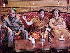 AICC General Secretary Mohsina Kidwai, flanked by CLP leader Virbhadra Singh and PCC chief Vidya Stokes, addresses mediapersons