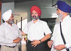 Dr K.S. Aulakh , Vice-Chancellor of Punjab Agricultural University, interacts with Mr Iqbal Singh  and Mr Randhir Singh Rode