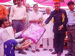 The Himachal Pradesh Chief Minister, Prof Prem Kumar Dhumal, honours families