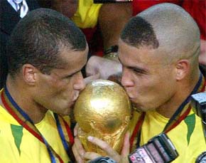 Brazil�s Ronaldo and Rivaldo kiss the World Cup Trophy