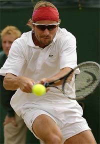 France's Arnaud Clement returns to Ecuador's Nicolas Lapentti