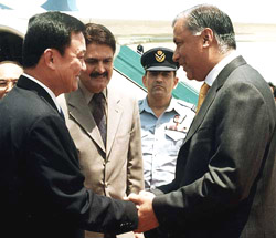 Pakistan�s Finance Minister Shuakat Aziz greets Thai Prime Minister