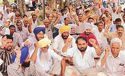 Members of the Haryana Karamchari Mahasangh raise slogans against the government on the retrenchment in various corporation, in Panchkula