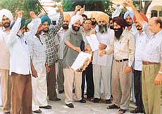 Members of various government employees unions burn copies of the Budget in Ludhiana