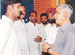Mr Izhar Alam talks to members of panchayats of jail inmates 