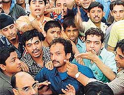 Agitated shopkeepers of Gur Mandi show the injuries suffered by Surinder Kumar 