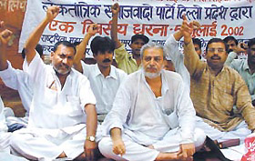 Activists of the Delhi Pradesh Loktantric Samajwadi Party on a dharna against the showing of Shaheed Bhagat Singh in bad light in two movies and the excise policy of the Delhi Government at Jantar Mantar in the Capital on Friday.