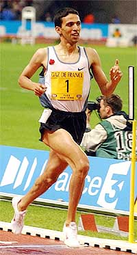 Hicham El Guerrouj of Morocco crosses the finish line to win the men's 1500 metres 