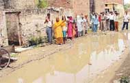 residents of Ward No 5 protest against poor sanitary conditions in their area