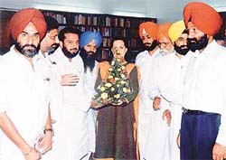 Congress leaders from Ludhiana present a bouquet to the AICC President, Ms Sonia Gandhi, in Delhi at her residence