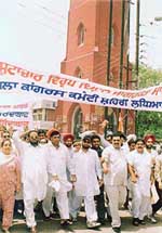 Members of the District Congress Committee take out a march in support of the CM�s anti-corruption drive