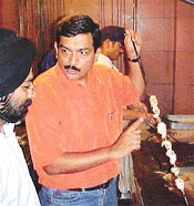 Master chef Sanjeev Kapoor gives tips to local chefs at Yellow Chilli