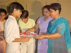 Ambala Additional Deputy Commissioner Neelam Kasni gives away prizes