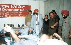 Mr S. S. Kohli, CMD, PNB, and Mr T. S. Narayanasami, Executive Director, PNB, on the occasion of a blood donation camp organised by the bank at New Delhi with the help of Red Cross.