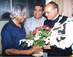 Himachal Pradesh Chief Minister Prem Kumar Dhumal presents a bouquet to President-elect A.P.J. Abdul Kalam in New Delhi.