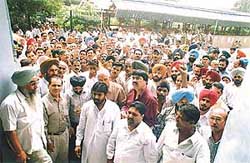 MC employees hold a rally to protest against the high-handedness of the Vigilance Bureau 