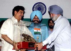 Union Health Minister Shatrughan Sinha presents the Pride of Nation Award