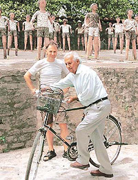 German lensman Peter Wilson presents a Hero cycle to Nek Chand 