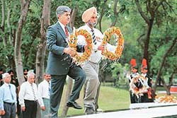 Former Chief of Army Staff Gen V.P. Malik lays wreath at the Amar Jawan Jyoti on "Kargil Vijay Divas" at Western Command 