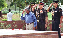President A. P. J. Abdul Kalam pays homage at the samadhi of late Prime Minister Lal Bahadur Shashtri