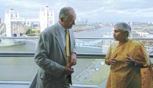 Delhi Chief Minister Sheila Dikshit talks to London Mayor 
