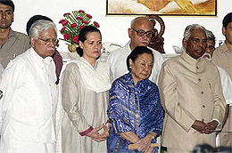 Former President K. R. Naryanan and his wife Usha Naryanan with Congress President Sonia Gandhi and senior Congress leader Natwar Singh 