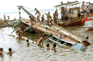 Rescue efforts on at Vembanad Lake