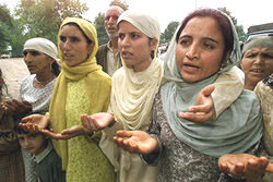 Kashmiri women pray for rain