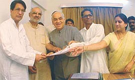 Mr Madan Lal Khurana, Delhi BJP chief, with Mr Sahib Singh Verma, MP from Outer Delhi, Mr Lal Bihari Tiwari, MP from East Delhi, and Ms Shankuntla Arya, MP from Karol Bagh, hand over a petition to Mr Ajit Singh, Union Agriculture Minister