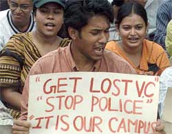 Bangladeshi students demand the resignation of the Vice-Chancellor
