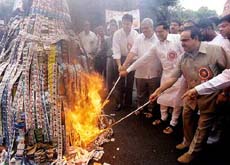 Deputy Chief Minister Chaghan Bhujbal and other Cabinet Ministers burn gutka sachets