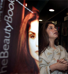 Bollywood's 'eternal beauty' Dimple Kapadia looks at books