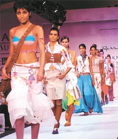 Models sport sexy ensembles 