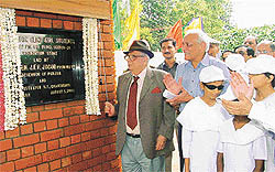 Lieut Gen J.F.R. Jacob (retd), UT Administrator, lays the foundation stone of a girls� hostel