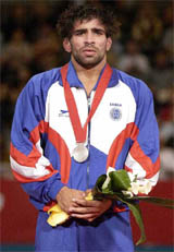 India's Shokinder Tomar poses with his silver medal